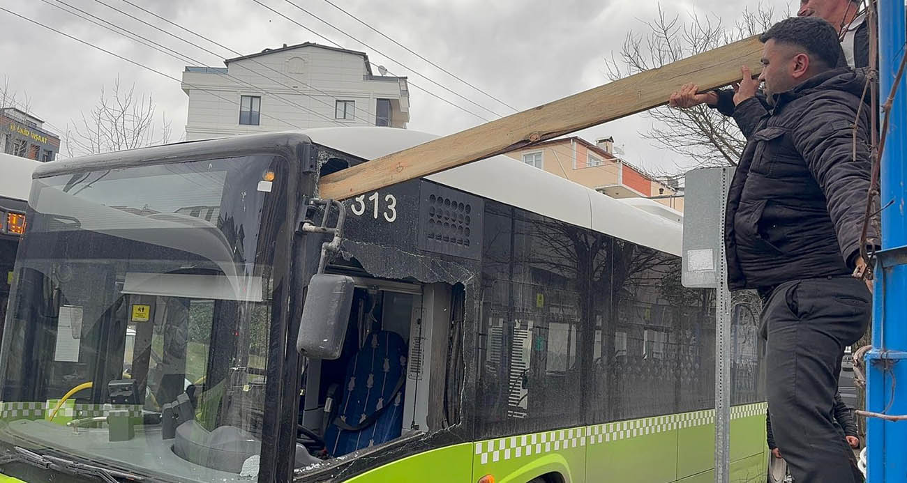 Çatıdan kopan kereste seyir halindeki otobüse saplandı