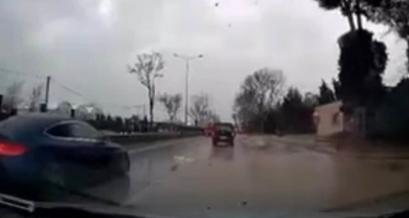 Fırtınanın ağacı devirme anı kamerada