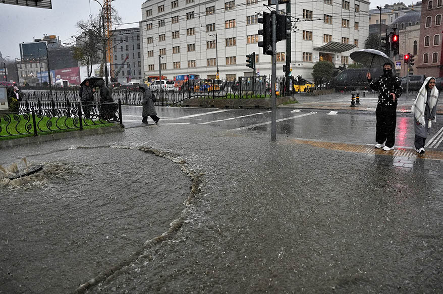 Eminönü’nü su bastı, yollar göle döndü