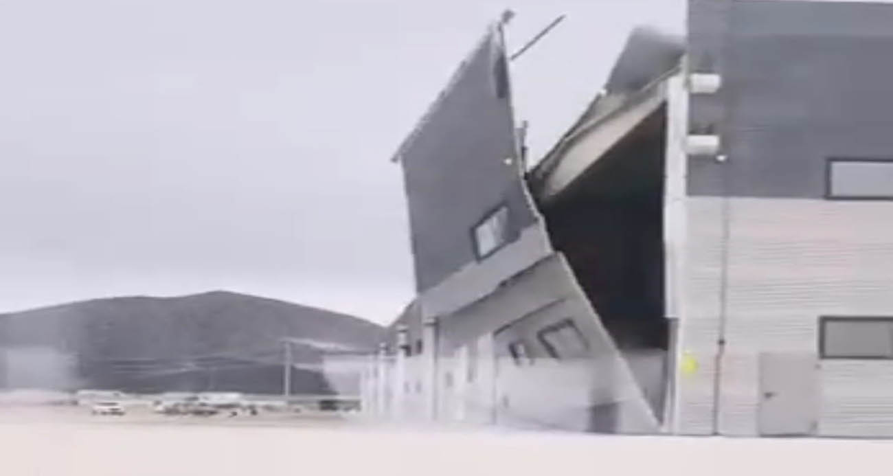 Kütahya’da şiddetli rüzgâr fabrikanın duvarını işte böyle yıktı