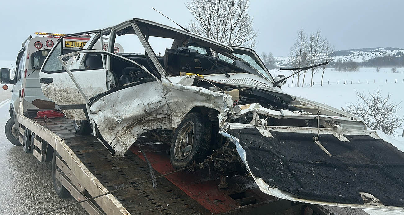 Tofaş otomobil karşı istikametteki otomobil ile çarpıştı: 1 ölü, 2 yaralı