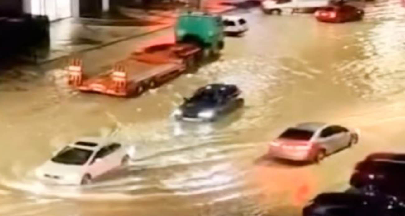 Edirne’de etkili olan sağanak yağışın ardından kent genelinde cadde ve sokaklar adeta göle döndü. Bozuk ve altyapısı yetersiz yollar nedeniyle birçok noktada su birikintileri oluşurken, sürücüler ve yayalar zor anlar yaşadı.