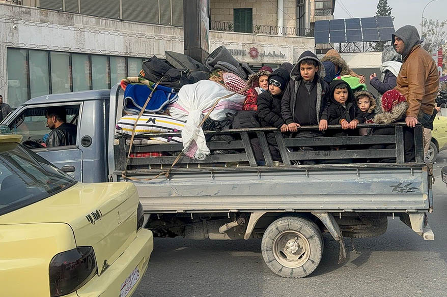Halep’te siviller bombaların altında tahliye ediliyor