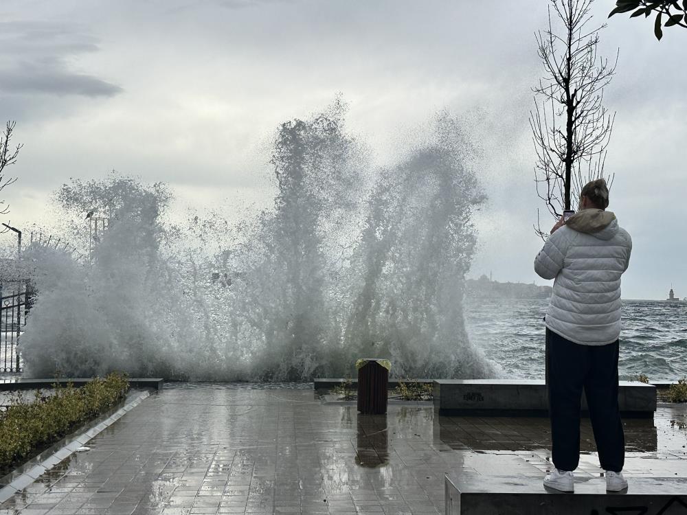 İstanbul’da dev dalgalar oluştu
