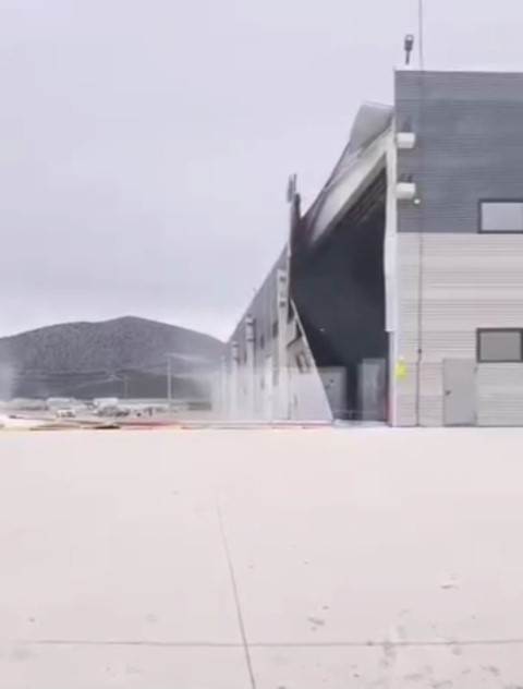 Kütahya’da şiddetli rüzgâr fabrikanın duvarını işte böyle yıktı