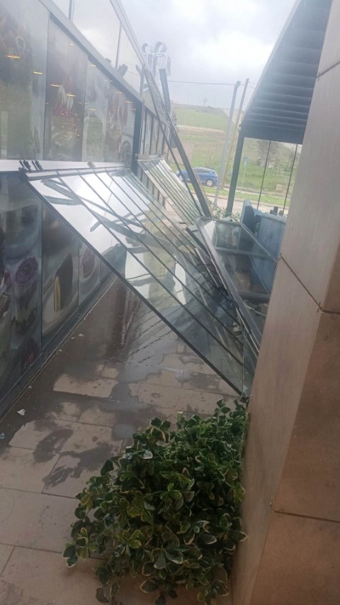 Çatıdan kopan kereste seyir halindeki otobüse saplandı