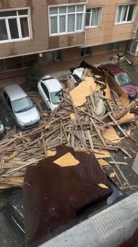 Çatıdan kopan kereste seyir halindeki otobüse saplandı