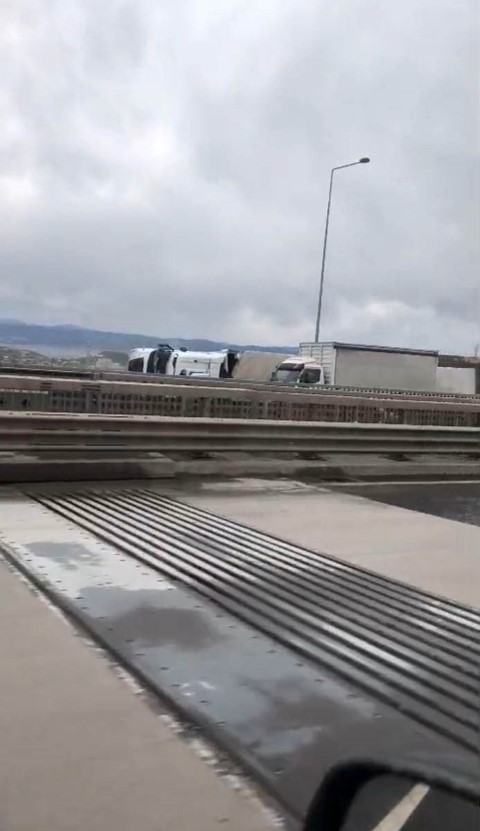 Kuzey Marmara Otoyolu’nda şiddetli fırtına: 2 tır devrildi
