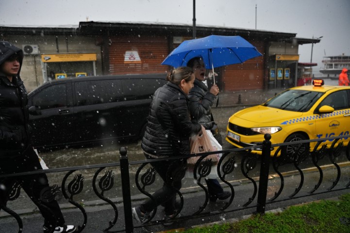 Eminönü’nü su bastı, yollar göle döndü