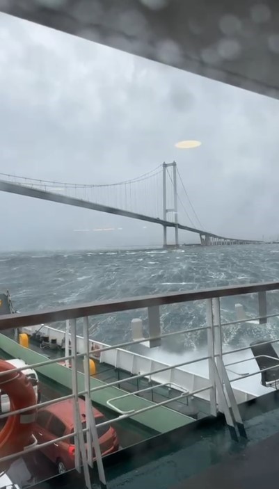 Topçular-Eskihisar seferini yapan arabalı feribot fırtınada sürüklendi