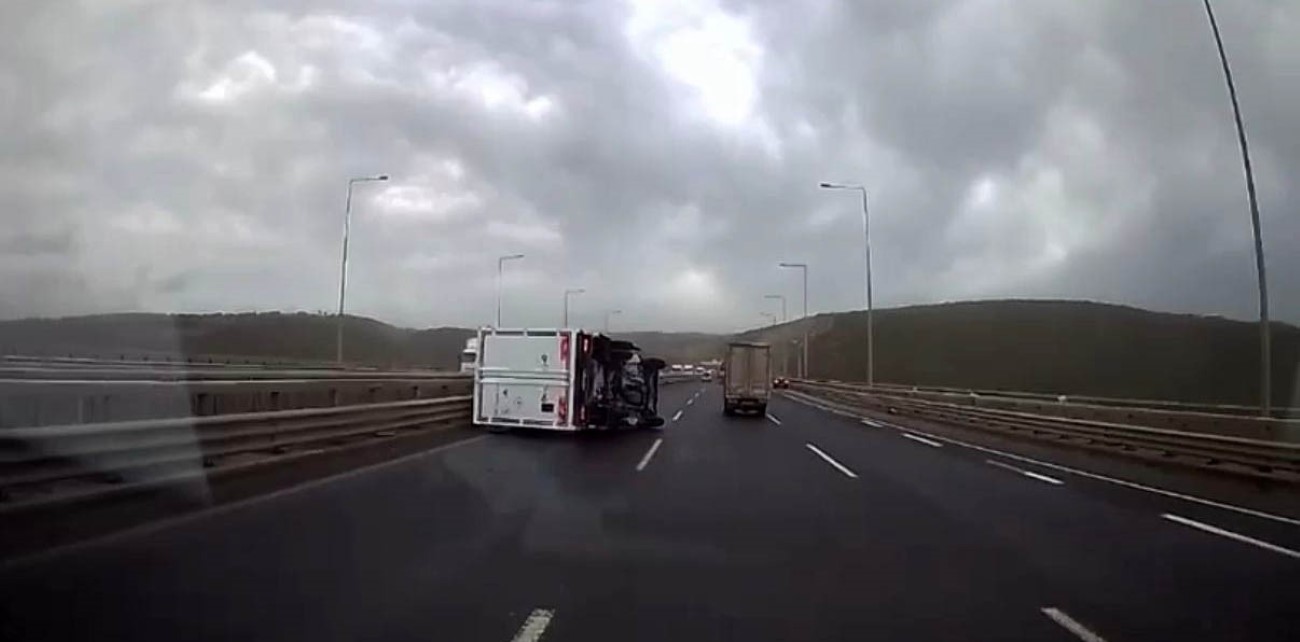 Fırtınada seyir halindeki kamyonet devrildi