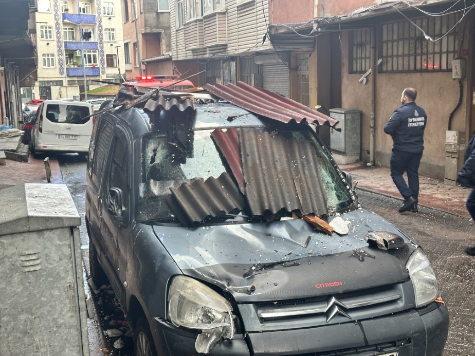 Beyoğlu’nda lodos dehşeti: Uçan çatının altında kalmaktan saniyelerle kurtuldular, o anlar kamerada