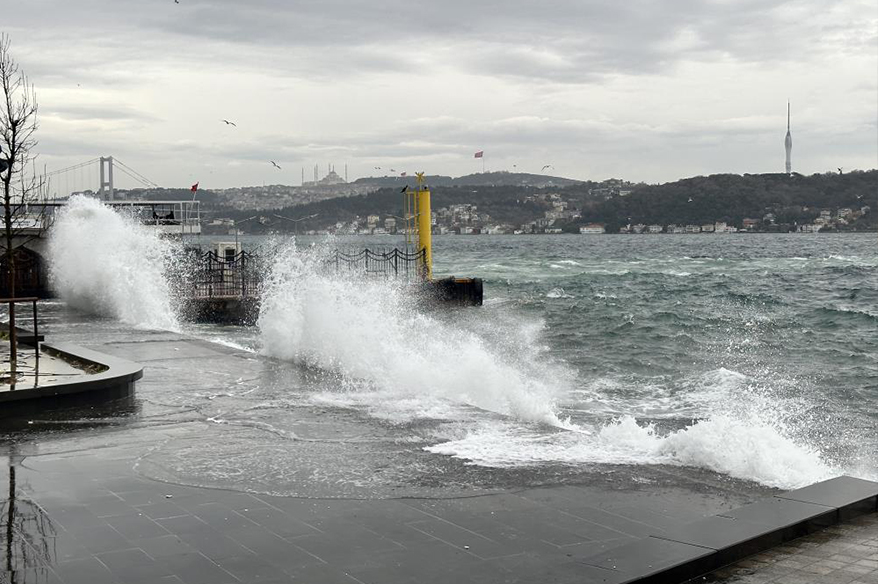 İstanbul’da dev dalgalar oluştu