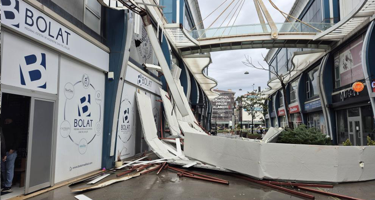 Avcılar’da fırtına iş yerinin çatısını uçurdu