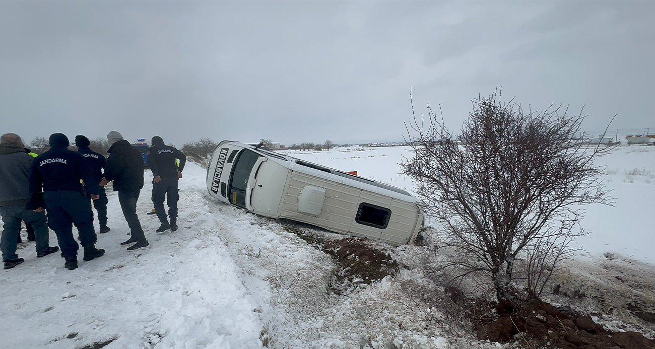 Elazığ’da minibüs şarampole devrildi: 9 yaralı