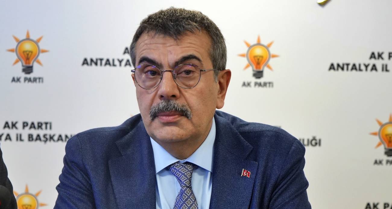 Milli Eğitim Bakanı Yusuf Tekin, 1994 İstanbul yerel seçimleri öncesindeki İSKİ skandalına atıfta bulunarak, "Bugün konuştuğumuz rakamlar, o dönemle kıyaslanamayacak kadar büyük. O günün yolsuzluğu ve usulsüzlüğü gizlenmeye çalışılıyordu. Bugün ise hiçbir perdeleme ihtiyacı bile duyulmadan, baklava kutularında paraların el değiştirdiği, rüşvetin ve hırsızlığın alenileştiği bir dönemi yaşıyoruz" dedi.