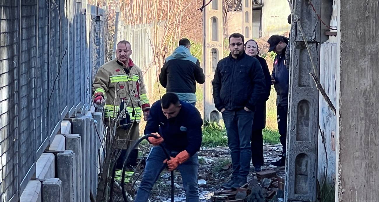 Manisa’nın Yunusemre ilçesinde bir kadının rögarda bebek cesedi gördüğünü iddia etmesi üzerine polis, itfaiye ve MASKİ ekipleri alarma geçti.