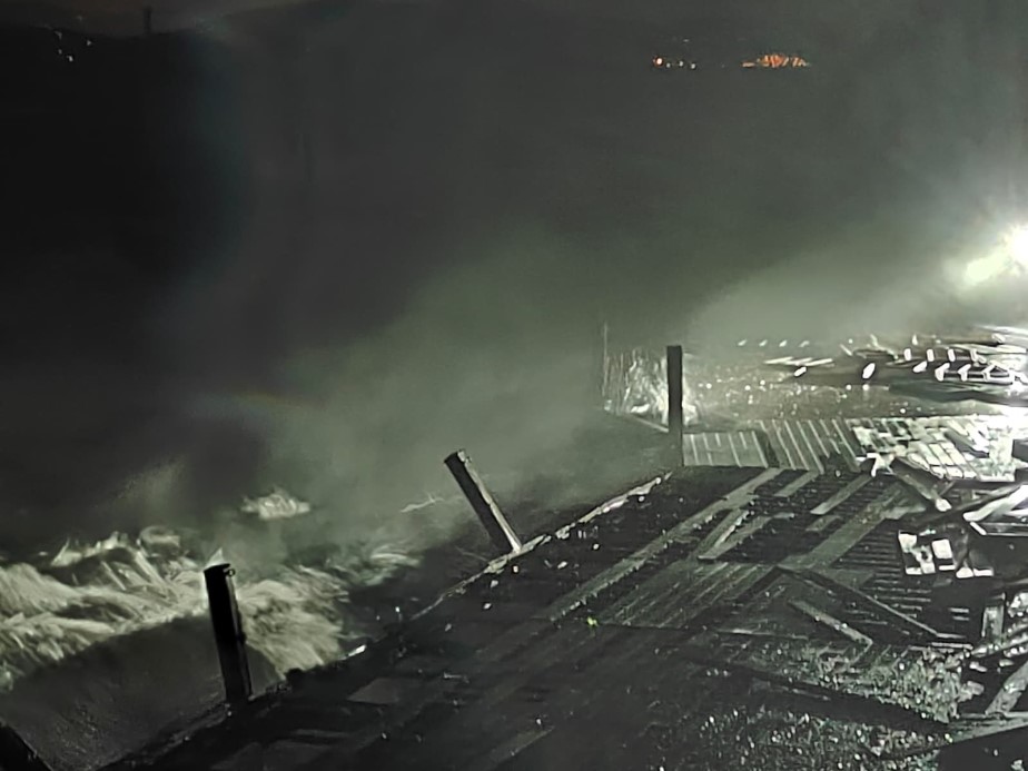 Fırtına, iskelede çalışan işçileri denize düşürdü: 1 ölü, 2 yaralı