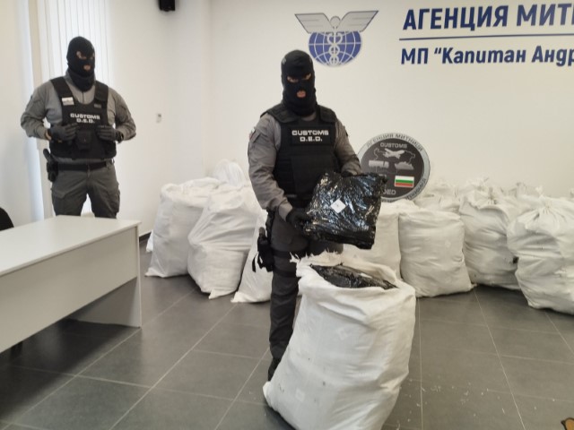 Türkiye’ye sokulmak istenen 739 kilo esrar sınırda yakalandı