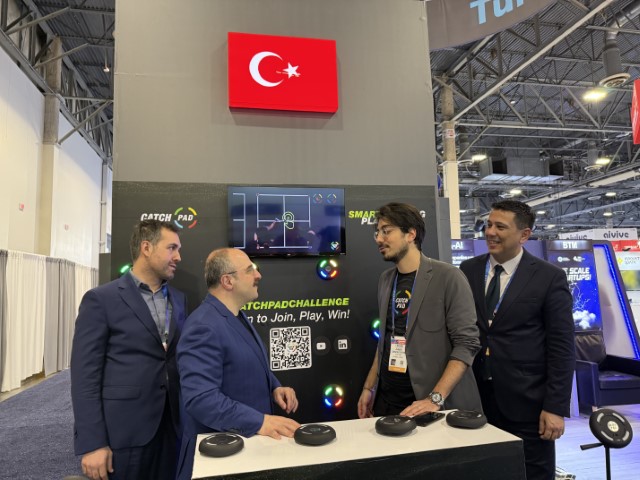 TBMM Sanayi Komisyonu Başkanı Varank, CES'teki Türk girişimcileri ziyaret etti