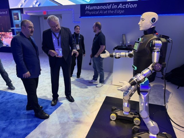 TBMM Sanayi Komisyonu Başkanı Varank, CES'teki Türk girişimcileri ziyaret etti