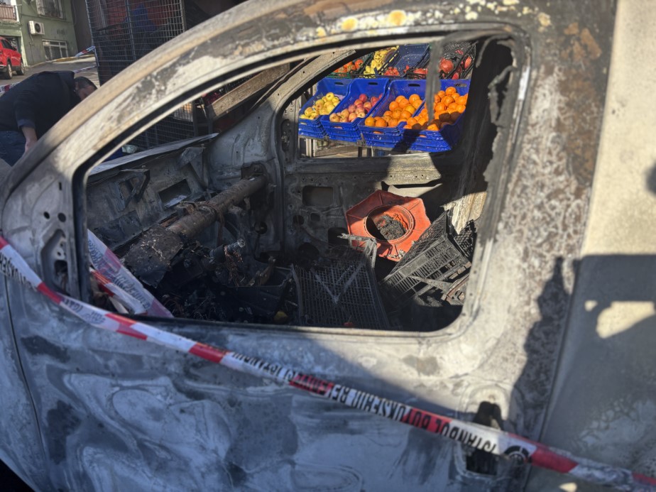 Beyoğlu’nda alev alev yanan araç küle döndü, yangın markete sıçradı