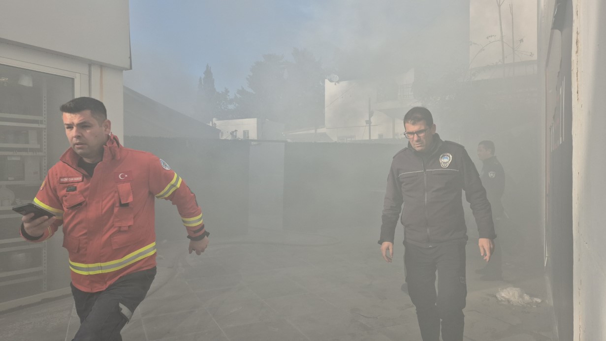 Bodrum’da giyim mağazasının deposunda yangın paniği