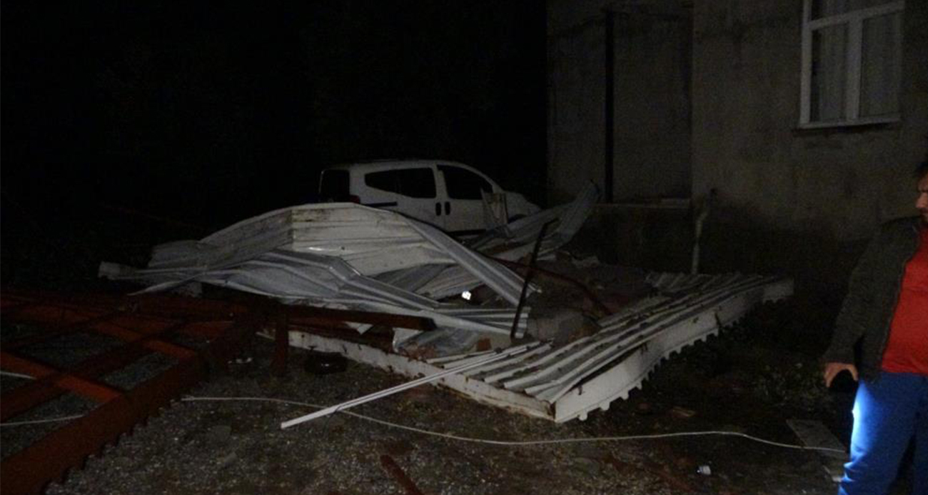 Antalya’da hortum dehşeti: Evlerin çatısı uçtu, ağaçları kökünden söktü, otomobil ters döndü