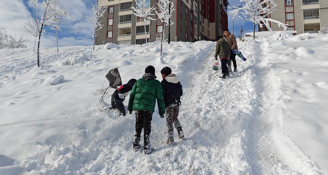 Şiddetli kar yağışı ve fırtına nedeniyle Hakkari, Muş, Elazığ, Bingöl ve Malatya'da eğitime bir gün ara verildi.