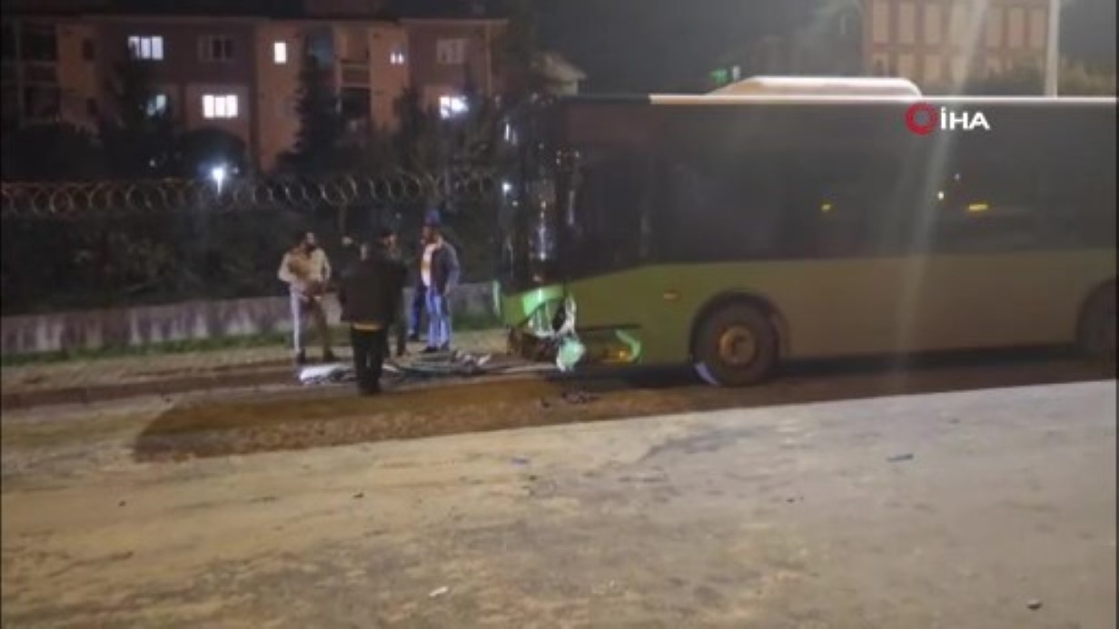 Arnavutköy’de yolcu otobüsü ile otomobil çarpıştı: 4 yaralı