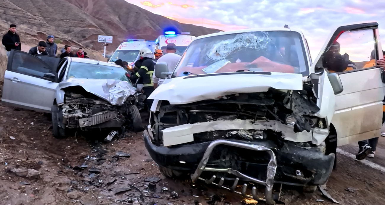 Aksaray’da minibüs ile otomobil kafa kafaya çarpıştı: 6 yaralı