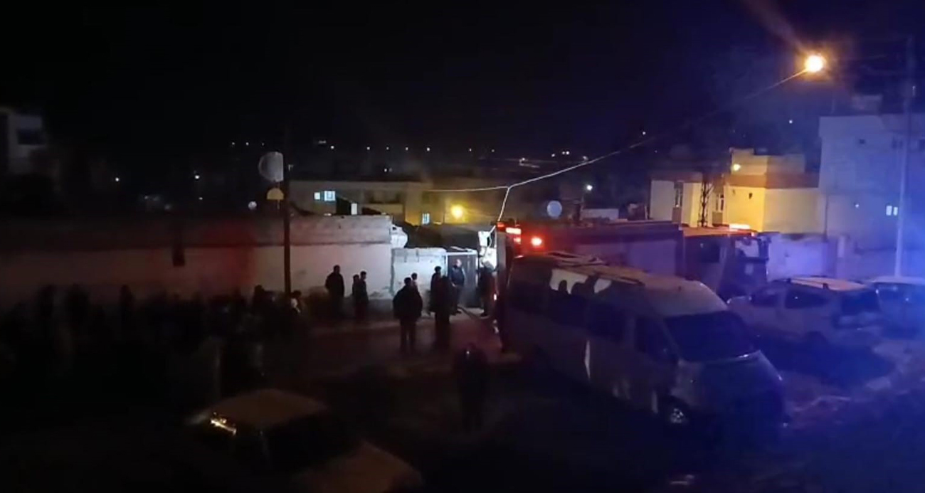 Şanlıurfa'nın Bozova ilçesinde bir evde mutfak tüpünün patlaması sonucu 2‘si çocuk 3 kişi hayatını kaybetti, 5 kişi de yaralandı.