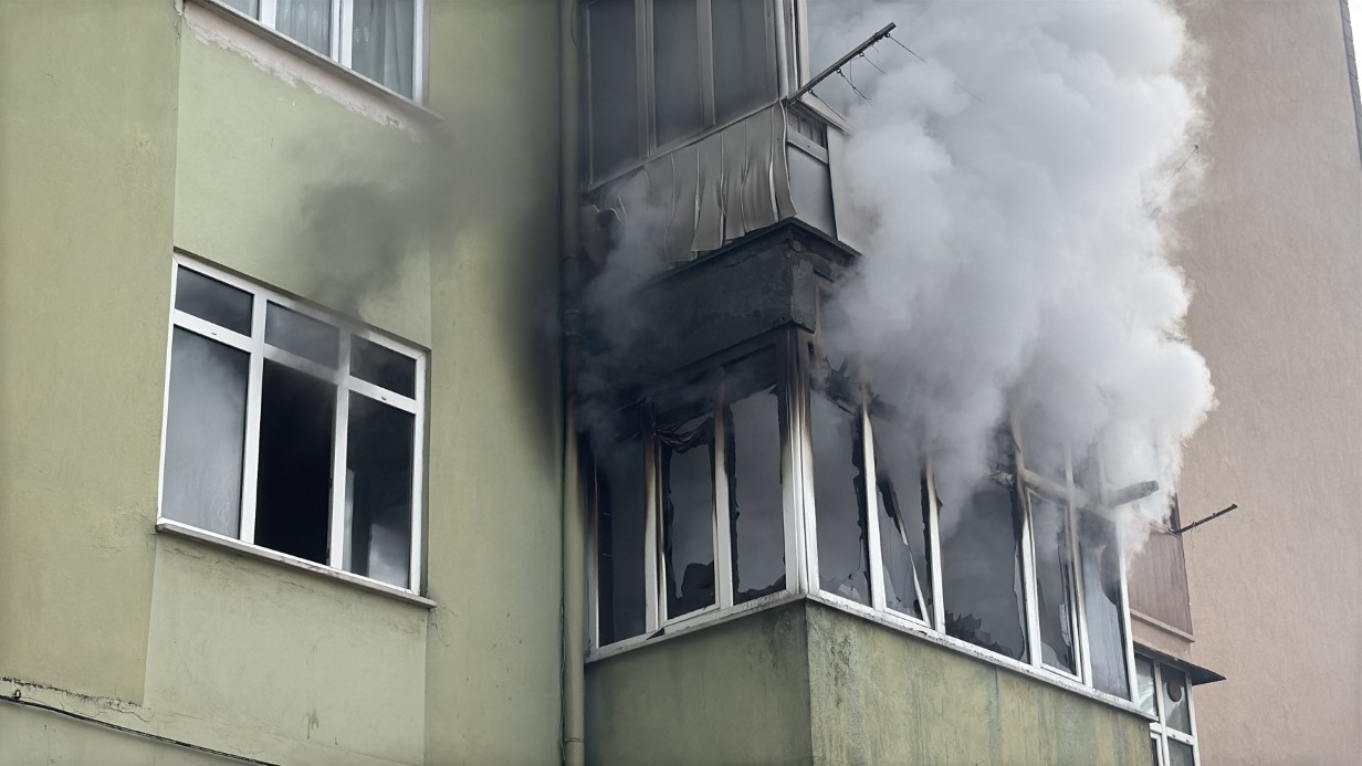 5 katlı apartmanda yangın paniği: 8 kişi itfaiye ekiplerince kurtarıldı
