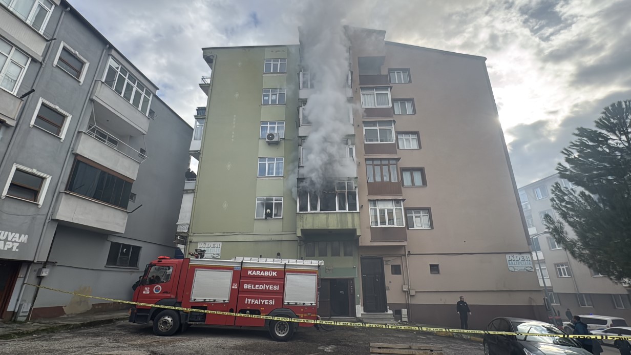 5 katlı apartmanda yangın paniği: 8 kişi itfaiye ekiplerince kurtarıldı