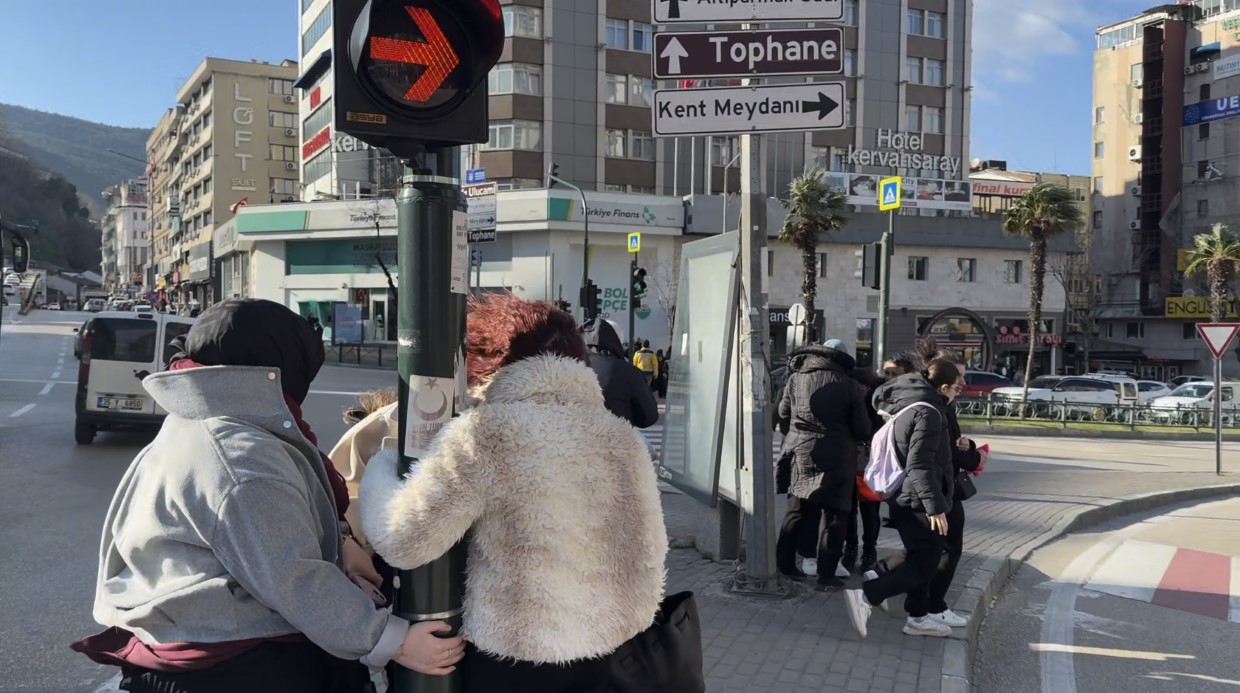 Bursa’da lodos zor anlar yaşattı: trafik lambasına tutundular