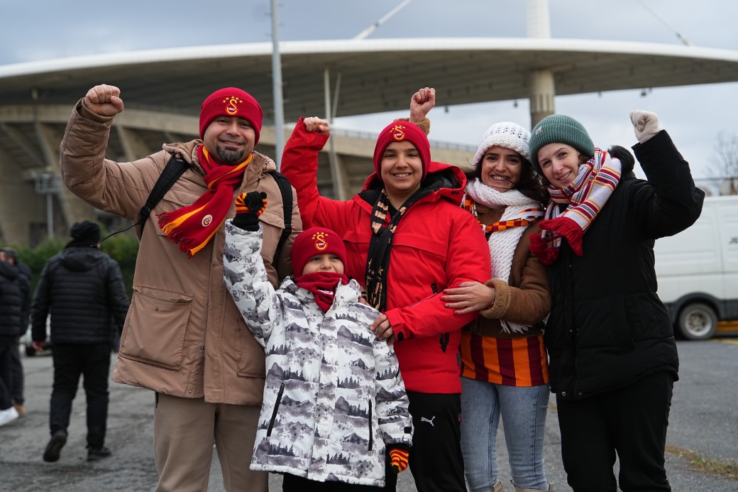 Galatasaraylı taraftarlar Süper Kupa finali için stada geldi