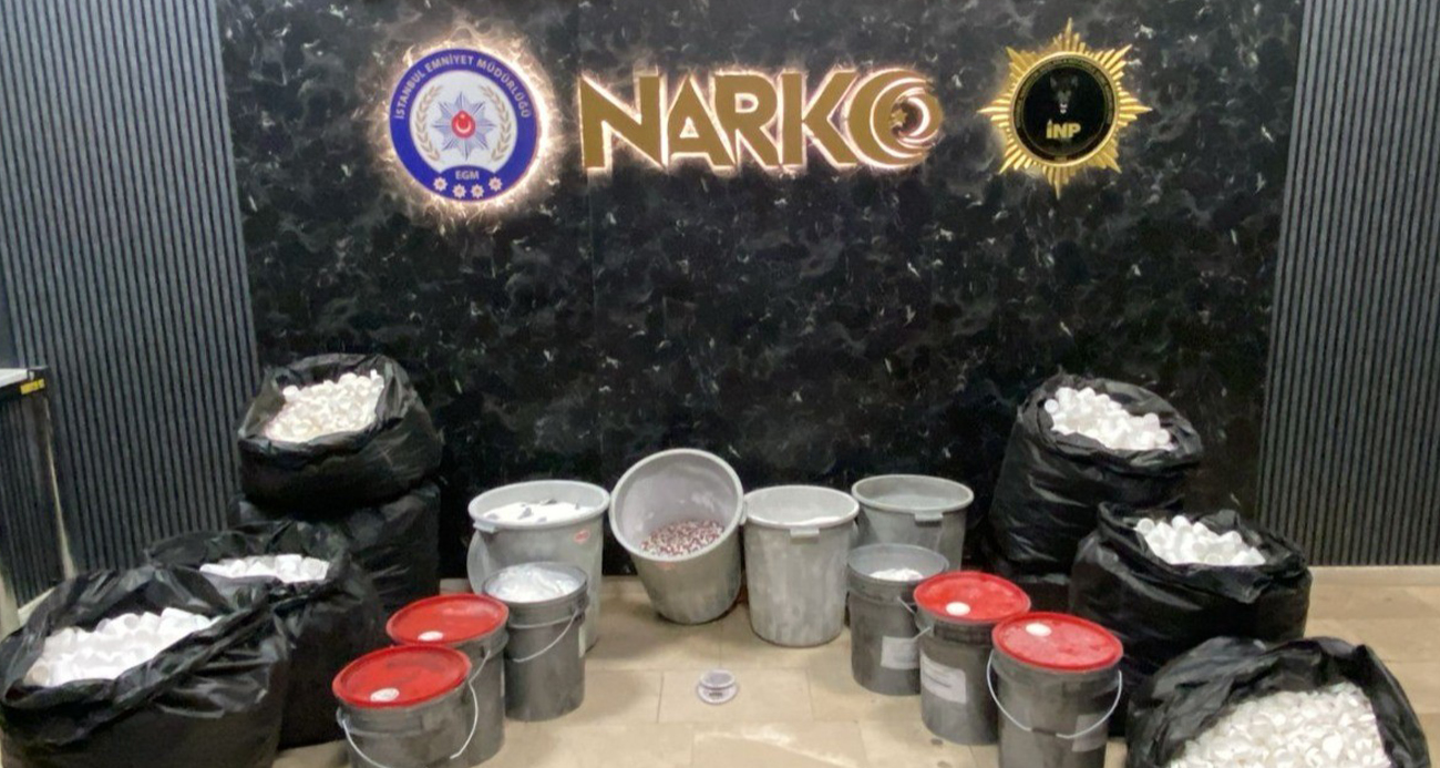 İstanbul Bahçelievler’de bir adrese düzenlenen uyuşturucu operasyonunda 3 kişi gözaltına alınırken, yapılan aramalarda 591 bin 250 adet sentetik ecza hapı ele geçirildi.