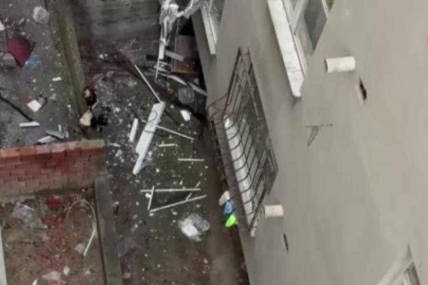 Esenyurt’ta 4 katlı binanın giriş katında patlama: Olay yerine ekipler sevk edildi