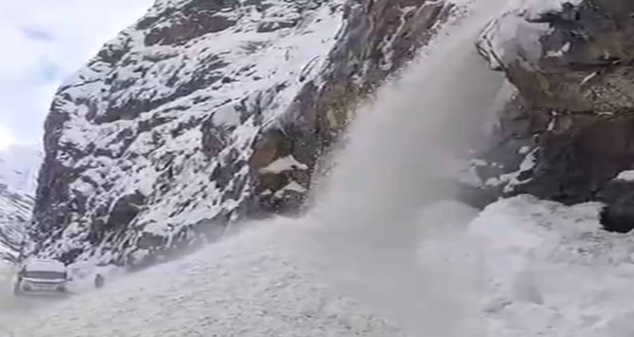 Hakkari-Çukurca karayolunda 2 ayrı çığ düştü