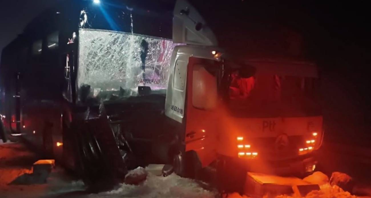 Sarıkamış’ta otobüs kamyona çarpı: 9 yaralı