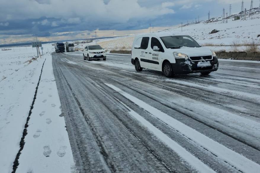 Adilcevaz’da kar ve buzlanma nedeniyle onlarca araç yolda kaldı