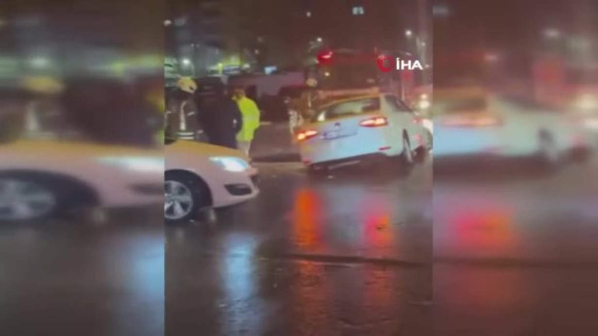 Bayrampaşa’da sağanak nedeniyle yol çöktü