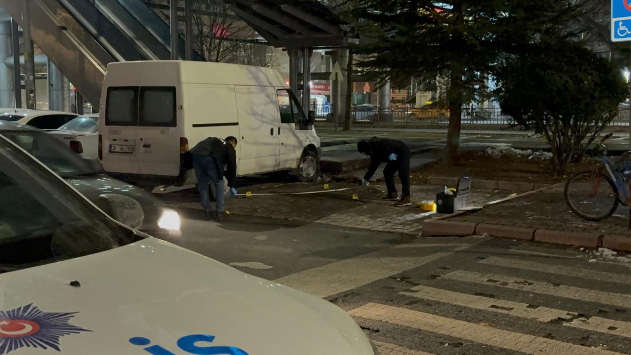 Olayda kardeşlerden 2’si bıçakla, diğeri ise darp sonucu yaralandı.