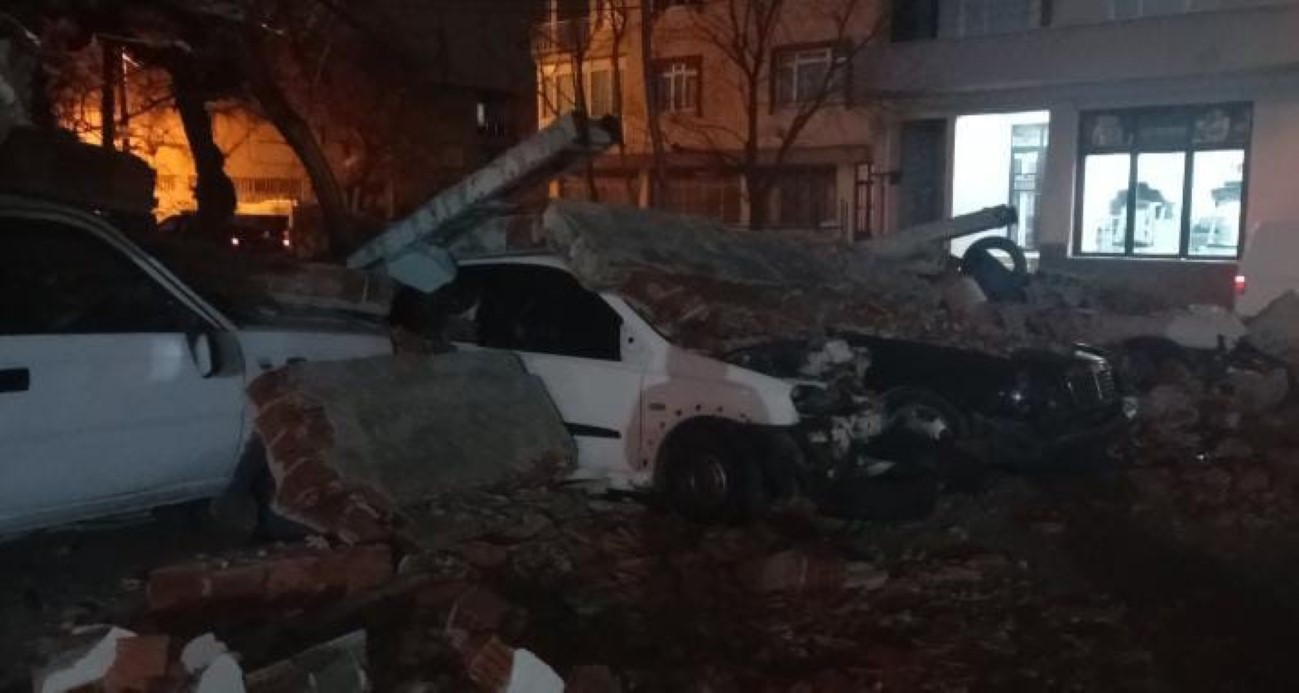 Bursa’da lodos duvarı devirdi, altında kalan 10 araç hasar gördü