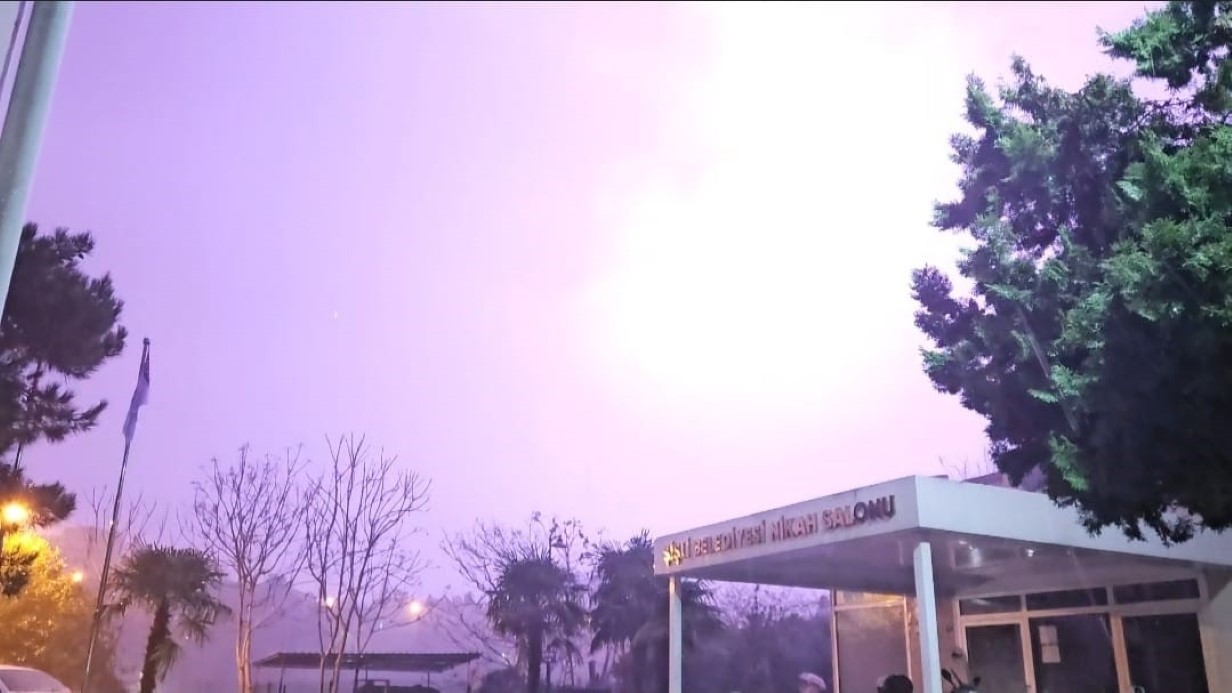 Sağanak yağışın etkili olduğu Taksim’de şimşekler geceyi aydınlattı