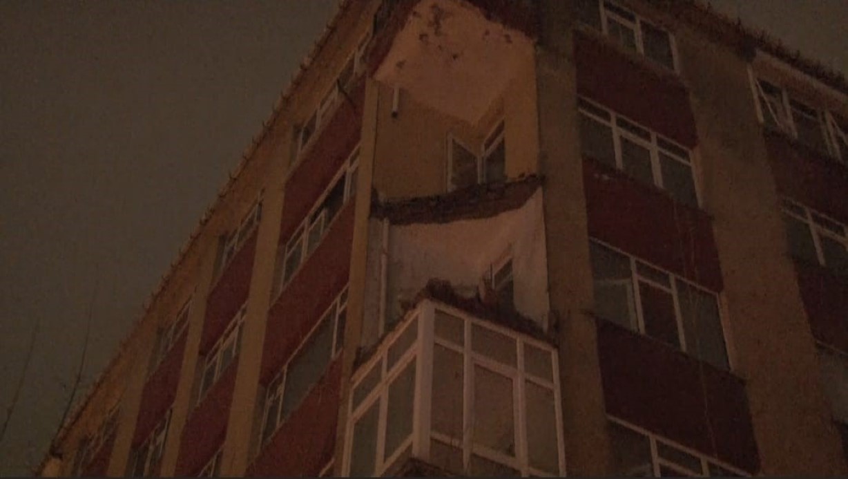 İstanbul’u fırtına vurdu! Ağaçlar devrildi, yol çöktü, balkon yıkıldı