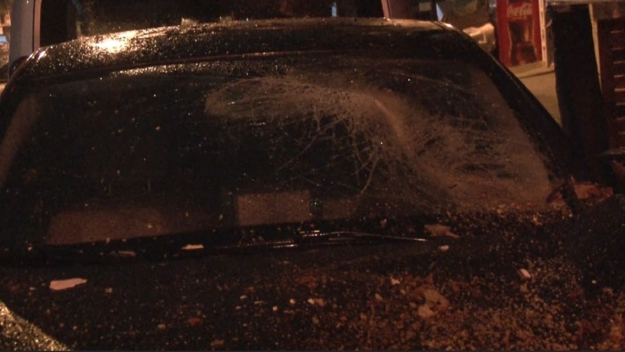 İstanbul’u fırtına vurdu! Ağaçlar devrildi, yol çöktü, balkon yıkıldı