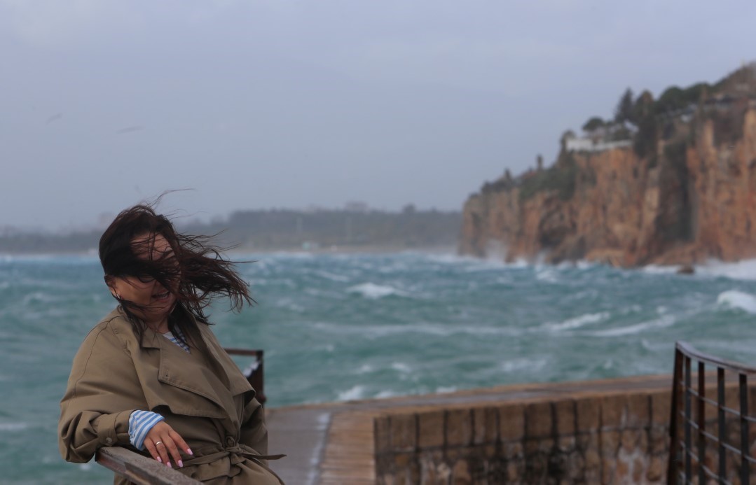 Antalya’da çatı uçtu, aracın üzerine tabela devrildi, elektrik telleri koptu