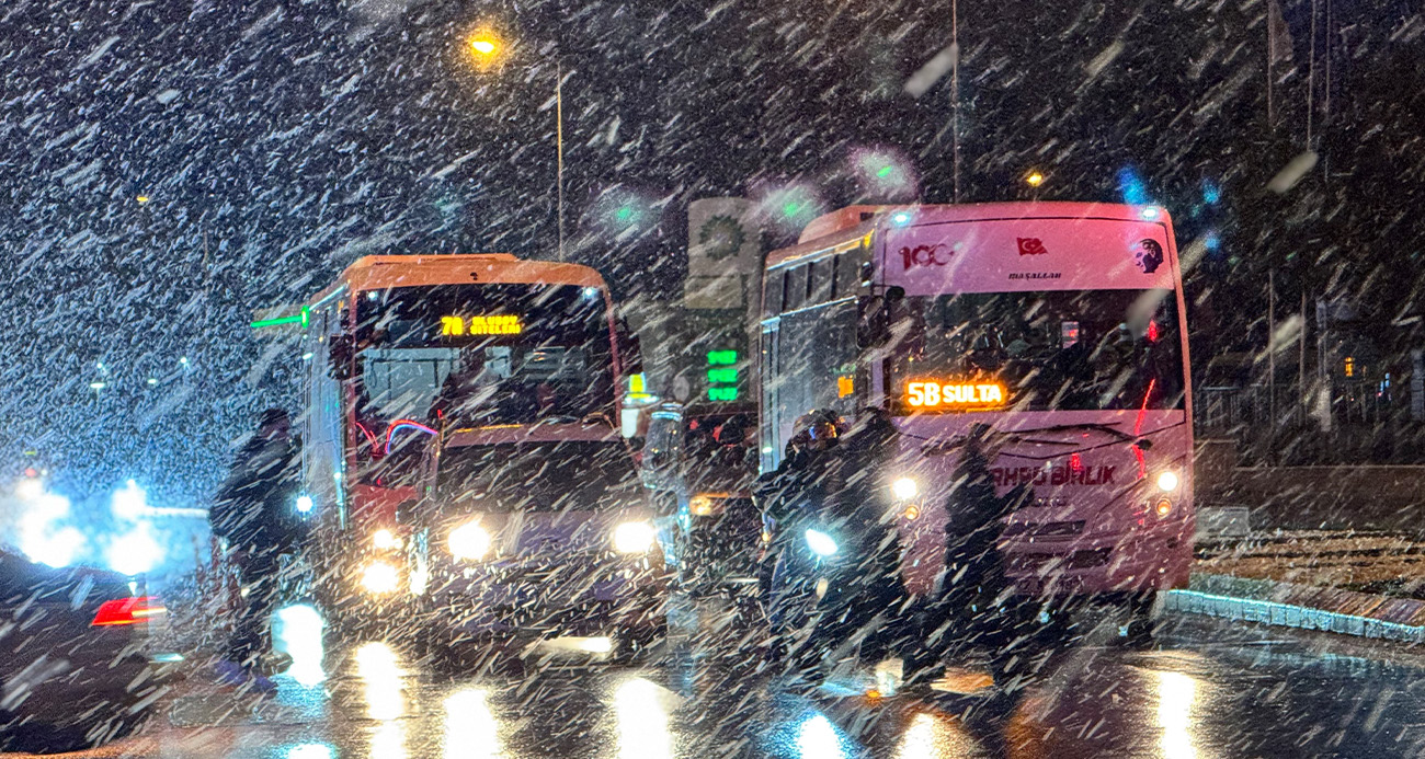 Balkanlar üzerinden gelen soğuk hava dalgasının etkisi altına giren Edirne’de akşam saatlerinde kar yağışı başladı.