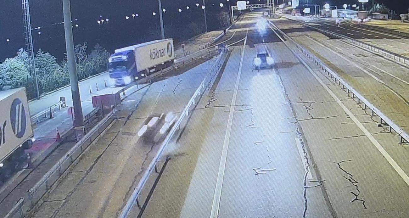 Edirne’de otoyolda ters yöne giren alkollü sürücü, faciaya davetiye çıkardı. Ters yönde ilerleyen otomobilin bariyerlere çarptığı kazada 2 kişi yaralanırken, kaza anı kameralara yansıdı.